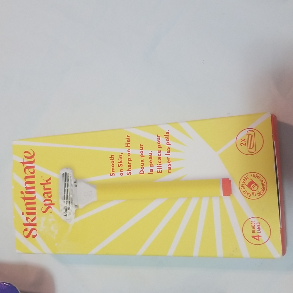 Skintimate Razor and Refill Set - Picture 2 of 6